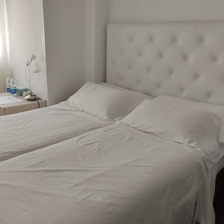 Habitaciones Individuales En Apartamento Madrid Buitenkant foto