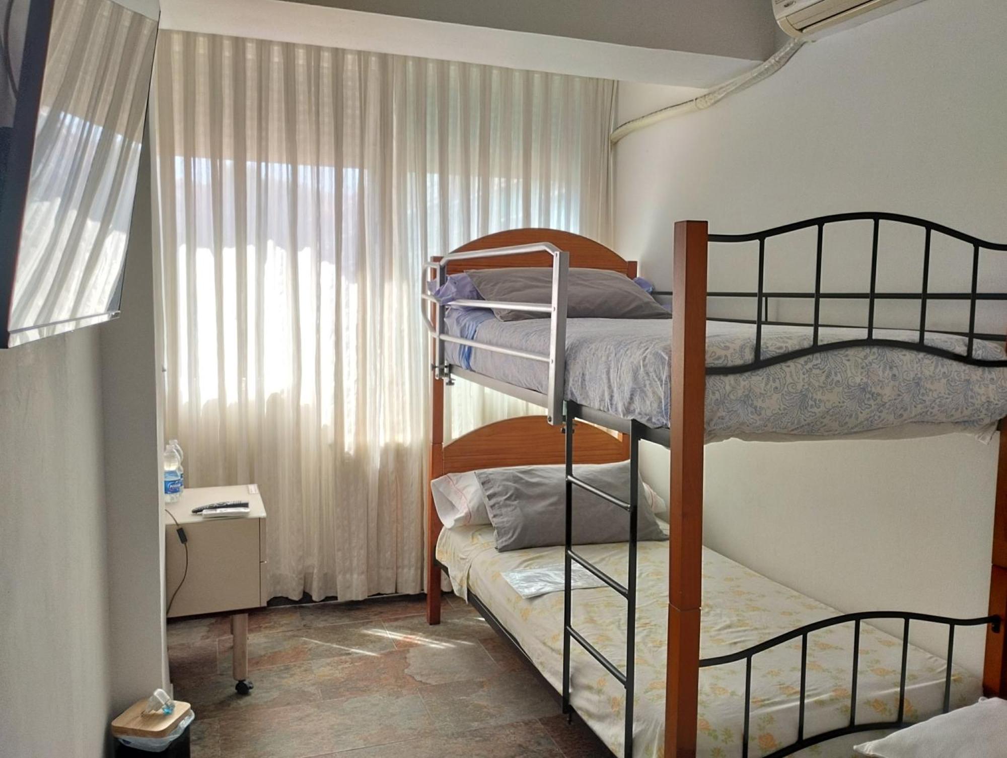 Habitaciones Individuales En Apartamento Madrid Buitenkant foto