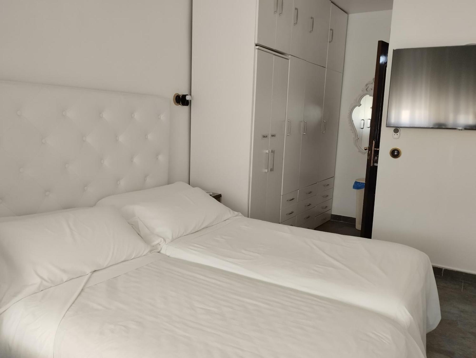 Habitaciones Individuales En Apartamento Madrid Buitenkant foto