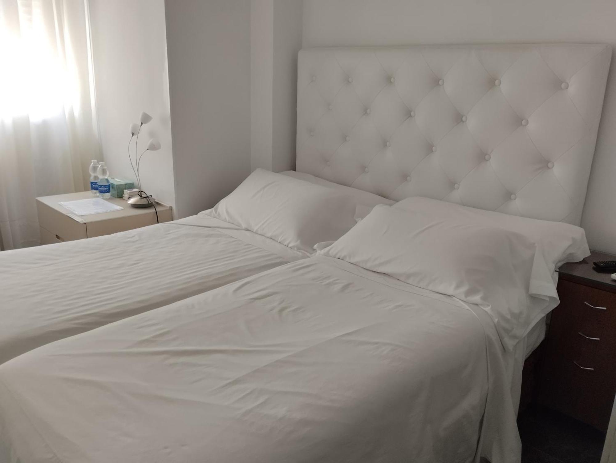 Habitaciones Individuales En Apartamento Madrid Buitenkant foto