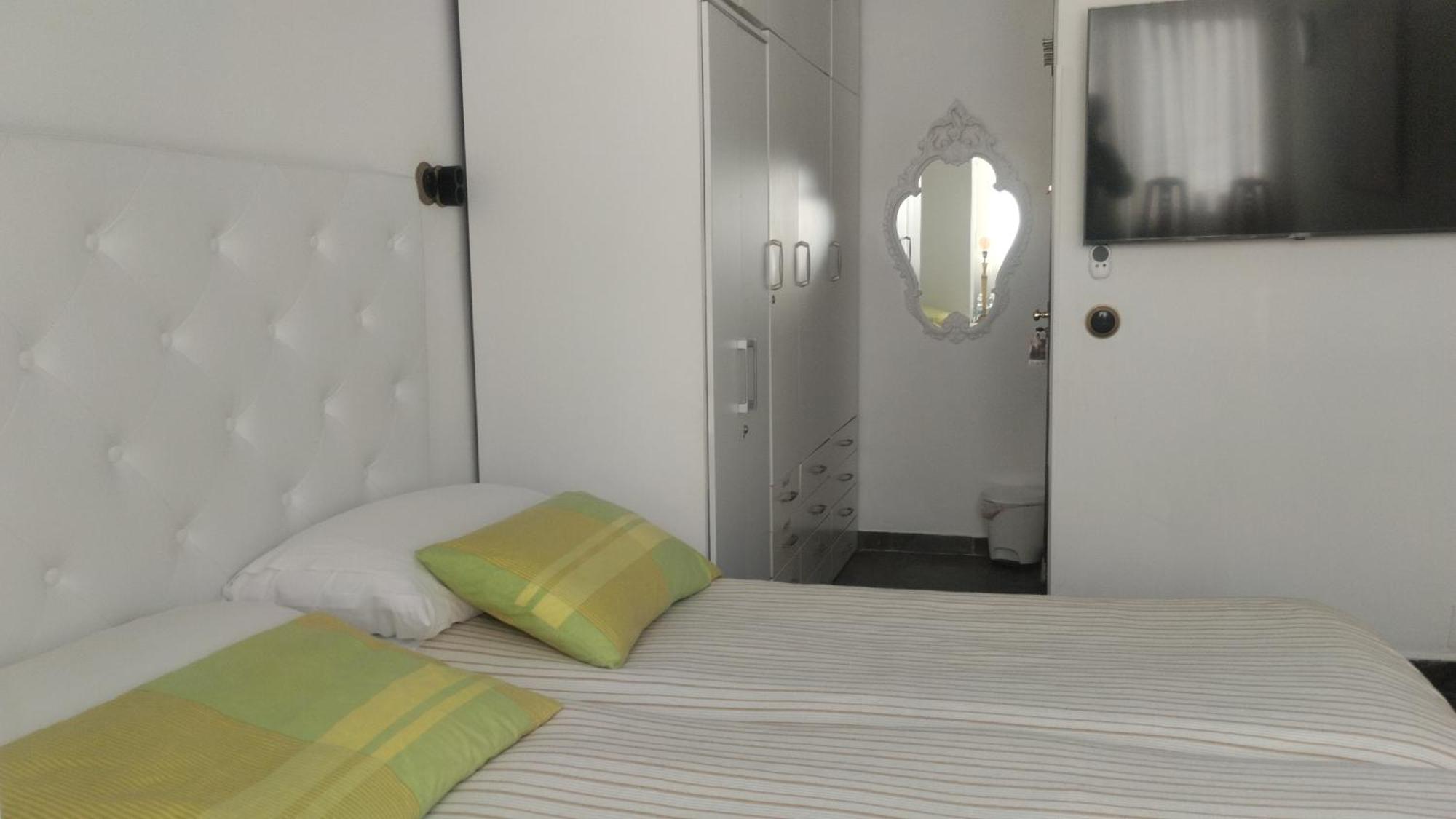 Habitaciones Individuales En Apartamento Madrid Buitenkant foto