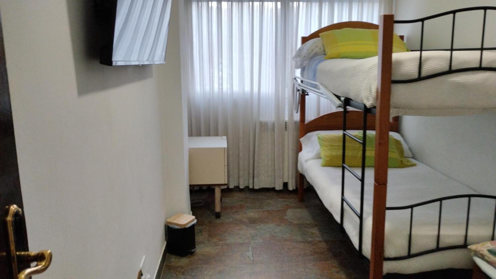 Habitaciones Individuales En Apartamento Madrid Buitenkant foto