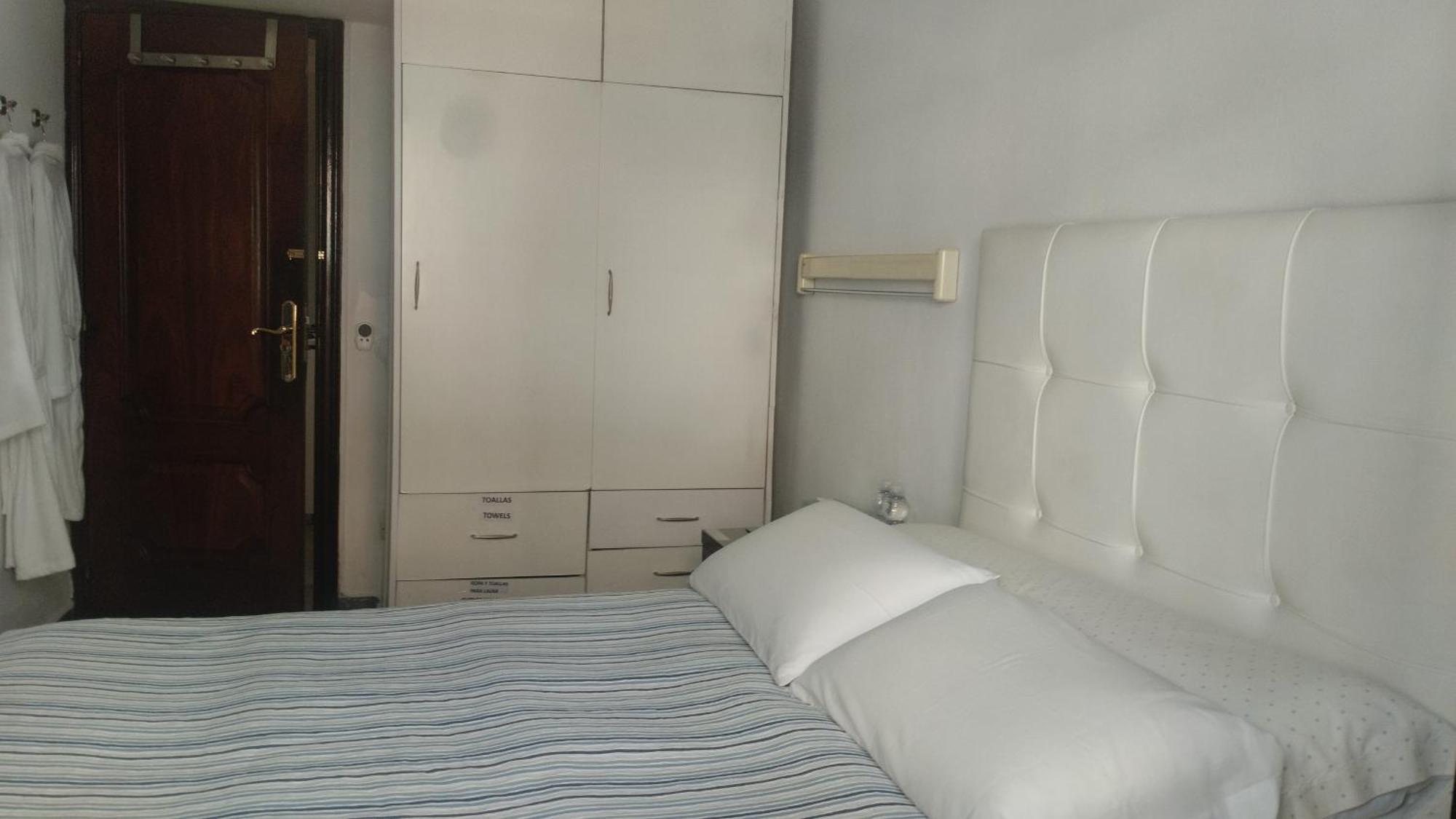 Habitaciones Individuales En Apartamento Madrid Buitenkant foto